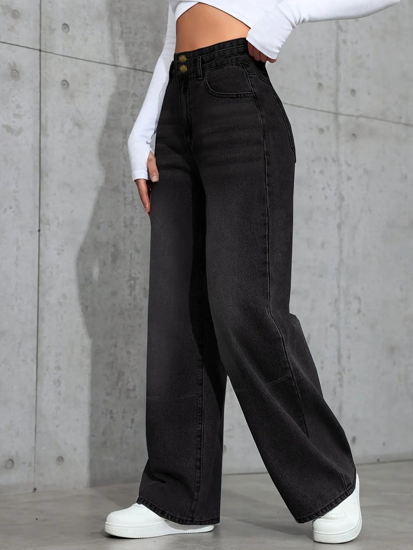 Los jeans rectos para mujer tienen un estilo casual con un ajuste cómodo y bolsillos, perfectos para uso diario.